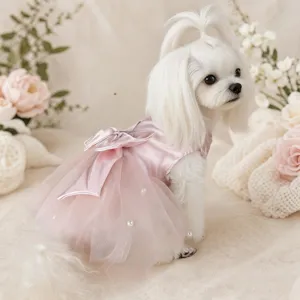 Détail de jolie robe rose pour animal avec perles et nœud pour fête chien chat.