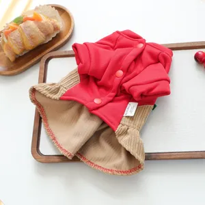 Bonito vestido de otoño invierno para mascotas con top rojo y falda de pana marrón elegante.