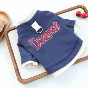 Detailopname van huisdier honden trui met D-ring en Dearest borduursel in blauw en wit.