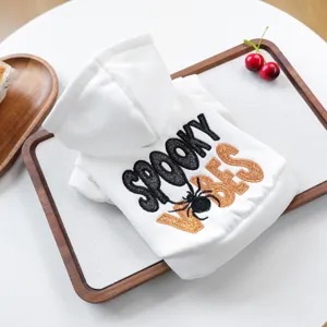 Joli sweat à capuche blanc pour petit chien, détails brodés ambiance Halloween spooky.