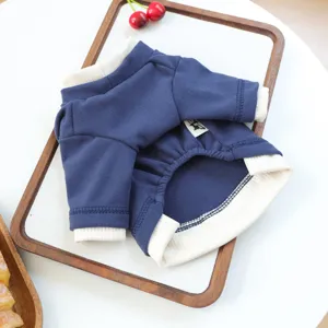 Gedetailleerd uitzicht op de donkerblauwe hondenpullover met zachte witte ribboordkraag.
