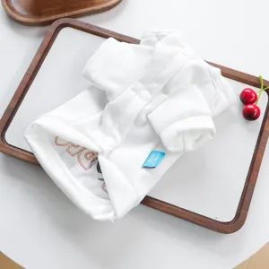 Sweat à capuche blanc pour chiot, vêtement mignon d'automne pour animal avec joli bouton.