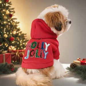 Dettaglio della felpa rossa con cappuccio per cuccioli e scritta in paillettes, per cani piccoli.