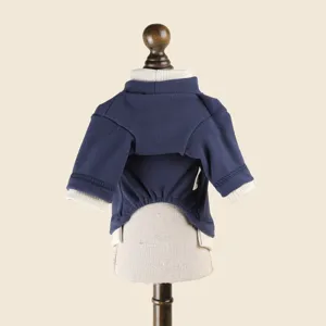 Gedetailleerd overzicht van hondensweatshirt, marineblauw met witte ribkraag voor kleine honden.