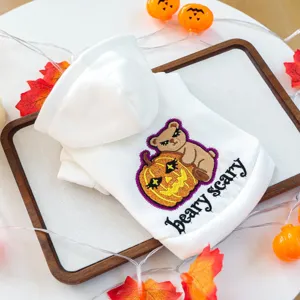 Joli sweat à capuche Halloween pour animal avec broderie ours et citrouille. Vue détaillée.