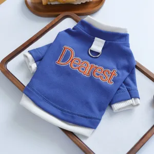 Gedetailleerd overzicht van blauw huisdier-t-shirt met witte ribkraag en borduursel