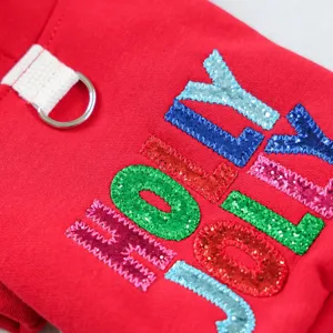 Maglione natalizio rosso per cani con lettere glitterate HOLLY JOLLY e anello di piombo metallico.