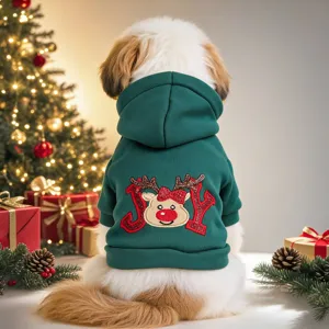 Dettaglio felpa con cappuccio natalizia verde per cani con ricamo di renna per animali.