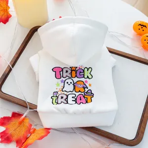Sweat à capuche pour chien blanc avec broderie fantôme d'Halloween, vue détaillée pour petits chiens.