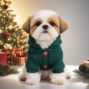Felpa natalizia verde per cani di piccola taglia, dettaglio di abiti festivi per cani.