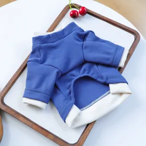 Blauwe huisdier hond t-shirt met witte geribbelde kraag, schattige puppy herfstkleding.