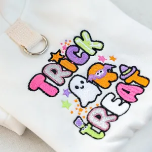 Détail de sweat-shirt Halloween pour animal mignon avec broderie fantôme et anneau D.