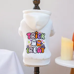 Détail de sweat à capuche d'Halloween pour animal avec broderie de fantôme et tissu doux.