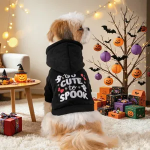 Vue détaillée d un sweat à capuche noir pour animaux avec broderie Halloween pour chiens.