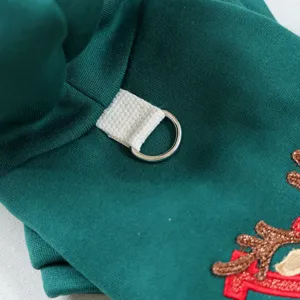 Dettaglio in primo piano della felpa verde per animali con anello a D e ricamo renna.