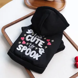 Détail de sweat à capuche noir pour animal avec broderie fantôme d'Halloween pour petits chiens.
