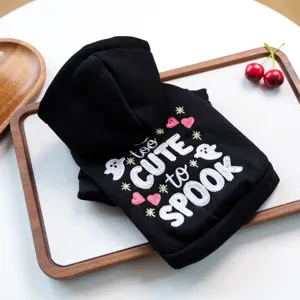 Sweat à capuche noir pour chien Halloween avec broderie fantôme mignonne, détail chiot.