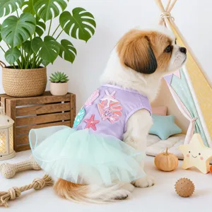 Nahaufnahme Detail des süßen Haustier Hund Meerjungfrau Prinzessin Tütü Kleid.