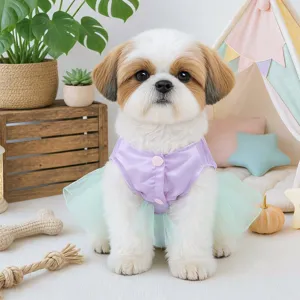 Detailaufnahme des süßen Meerjungfrau-Prinzessinnenkleides für Hunde aus Satin und Tüll.