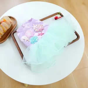 Detailansicht des niedlichen Meerjungfrau Haustierkleides mit Muschelapplikationen.