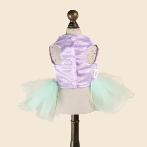 Süßes Meerjungfrau Prinzessin Haustierkleid mit lila Satinoberteil und Tüllrock für Hunde.