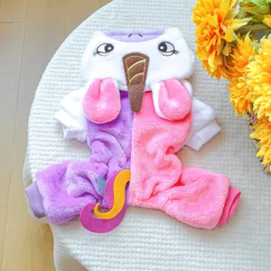 Dettaglio vestiti animale domestico unicorno, tuta cane pile morbido rosa e viola primo piano.