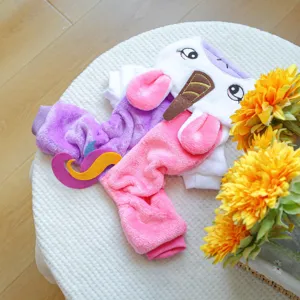 Vista dettagliata del simpatico costume da unicorno in peluche per piccoli cani e cuccioli.