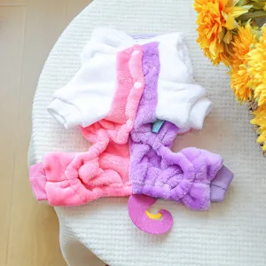 Tuta in peluche per cani con stile pony carino, colorato abbigliamento invernale caldo.