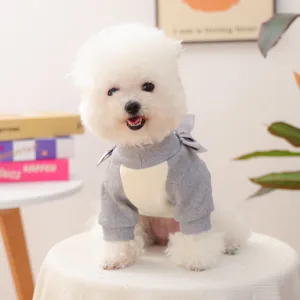 Süßes Haustierpullover Detail, graubraune Strickhundekleidung mit Schleife hinten.