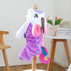 Vista dettagliata del costume da animale unicorno in peluche con tessuto morbido e dettagli curati.