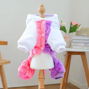 Vista dettagliata della tuta in peluche per animali domestici in rosa, viola e bianco.