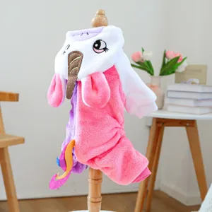 Dettaglio costume quattro zampe in peluche per animale unicorno, tessuto morbido e cappuccio.