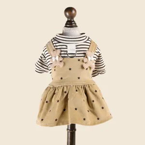 Detailansicht süßes Hundekleid, gestreiftes Oberteil mit Stern-Cord-Latzhose und Bären-Dekor.