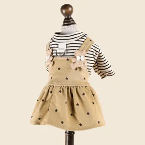 Niedliches gestreiftes Hundekleid mit Sternen-Rock und Bären-Applikation für kleine Hunde im Winter.
