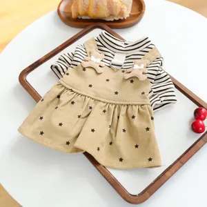 Süßes gestreiftes Trägerkleid für kleine Hunde mit Bärendeko, warme Haustierbekleidung.