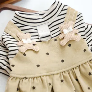Süßes gestreiftes Hängerkleid für kleine Hunde mit Bärchen und D-Ring für Herbst und Winter.