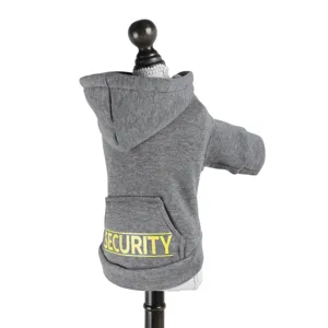 Détail de sweat à capuche gris pour animal domestique, poche pratique et texte security.