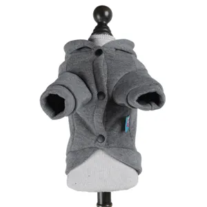 Détail en gros plan d'un sweat à capuche gris pour petits chiens avec boutons et capuche.