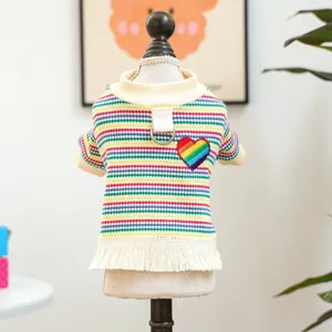 Schattig regenboog gestreept hondenvest met hart patch en franje, zachte trui voor kleine hondjes.