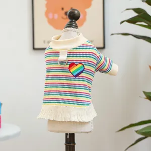 Schattig regenboog gestreept hondenvest met hart patch en franjes, zachte warme huisdierkleding.