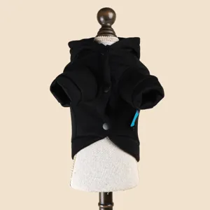 Sweat à capuche noir pour petit chien, vêtement mignon avec boutons, tenue pour animal de compagnie.
