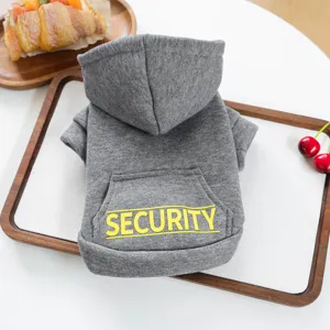 Détail de sweat à capuche pour animal de compagnie gris avec une poche et texte sympa.