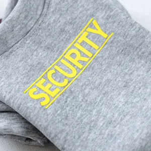 Primer plano detallado del tejido de sudadera para mascota gris con texto security.