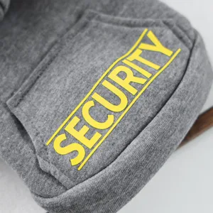 Gros plan détaillé de la poche du sweat à capuche pour animaux avec texte jaune.