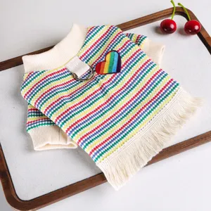 Kleurrijk gestreept hondenvest met regenboog hart patch, D-ring en franje zoom detail.