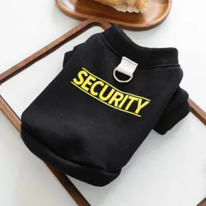 Vista detallada de la sudadera negra para perros pequeños con estampado security D.