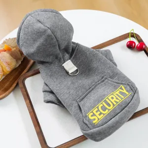 Vue rapprochée détaillée d'un sweat à capuche pour animal gris avec une poche.