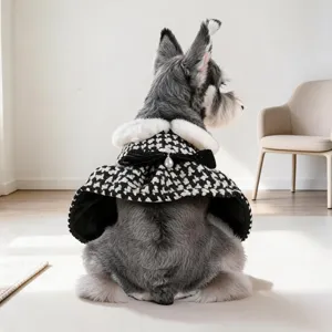 Robe pour animal de compagnie en tweed noir et blanc, vêtement d'hiver élégant pour chiot.