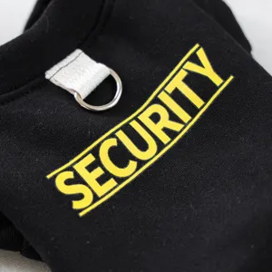 Primer plano del tejido de la sudadera negra para mascotas con estampado y anilla.