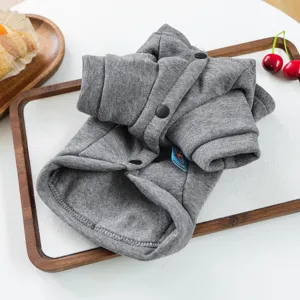 Sweat à capuche gris pour petits chiens et chats, design douillet à boutons-pression.